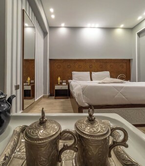 6 عدّة غرف نوم ومكواة/لوح كي وواي فاي وملاءات أسرّة