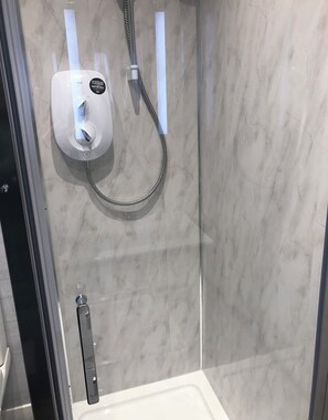 Cabin | Bathroom | Shower, hair dryer, towels, toilet paper - The Boatyard Glamping Lodges-fairline Lodge (Enniskillen)