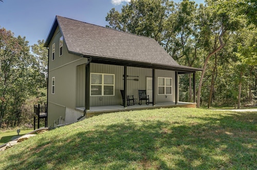 Beautiful 3 bedroom cabin in the woods close to the lake