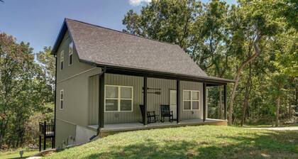 Beautiful 3 bedroom cabin in the woods close to the lake