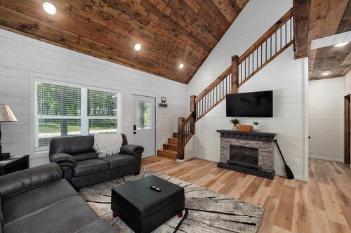 Beautiful 3 bedroom cabin in the woods close to the lake