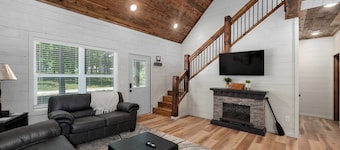 Beautiful 3 bedroom cabin in the woods close to the lake