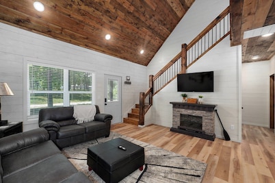 Beautiful 3 bedroom cabin in the woods close to the lake