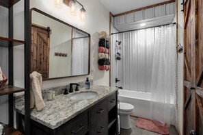 淋浴设施、吹风机、毛巾、肥皂