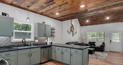 Beautiful 3 bedroom cabin in the woods close to the lake