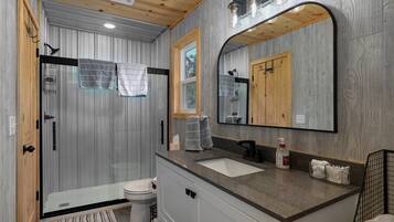 Douche, sèche-cheveux, serviettes fournies, savon