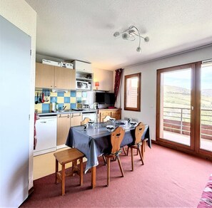 Fridge, microwave, oven, dishwasher - 100m from ski slopes, 5th floor, view valley, swimming pool, balcony, tv, ski locker, 36m² (Le Corbier)