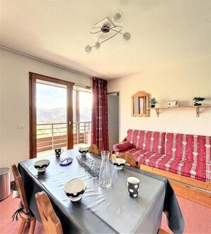 Dining - 200m from resort center, 5th floor, view valley, swimming pool, balcony, tv, ski locker, 36m² (Le Corbier)