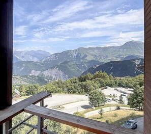 Property grounds - 100m from ski slopes, 5th floor, view valley, swimming pool, balcony, tv, ski locker, 36m² (Le Corbier)