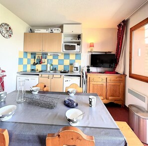 Fridge, microwave, oven, dishwasher - 200m from resort center, 5th floor, view valley, swimming pool, balcony, tv, ski locker, 36m² (Le Corbier)