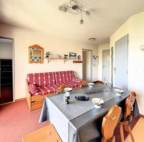 Dining - 200m from resort center, 5th floor, view valley, swimming pool, balcony, tv, ski locker, 36m² (Le Corbier)