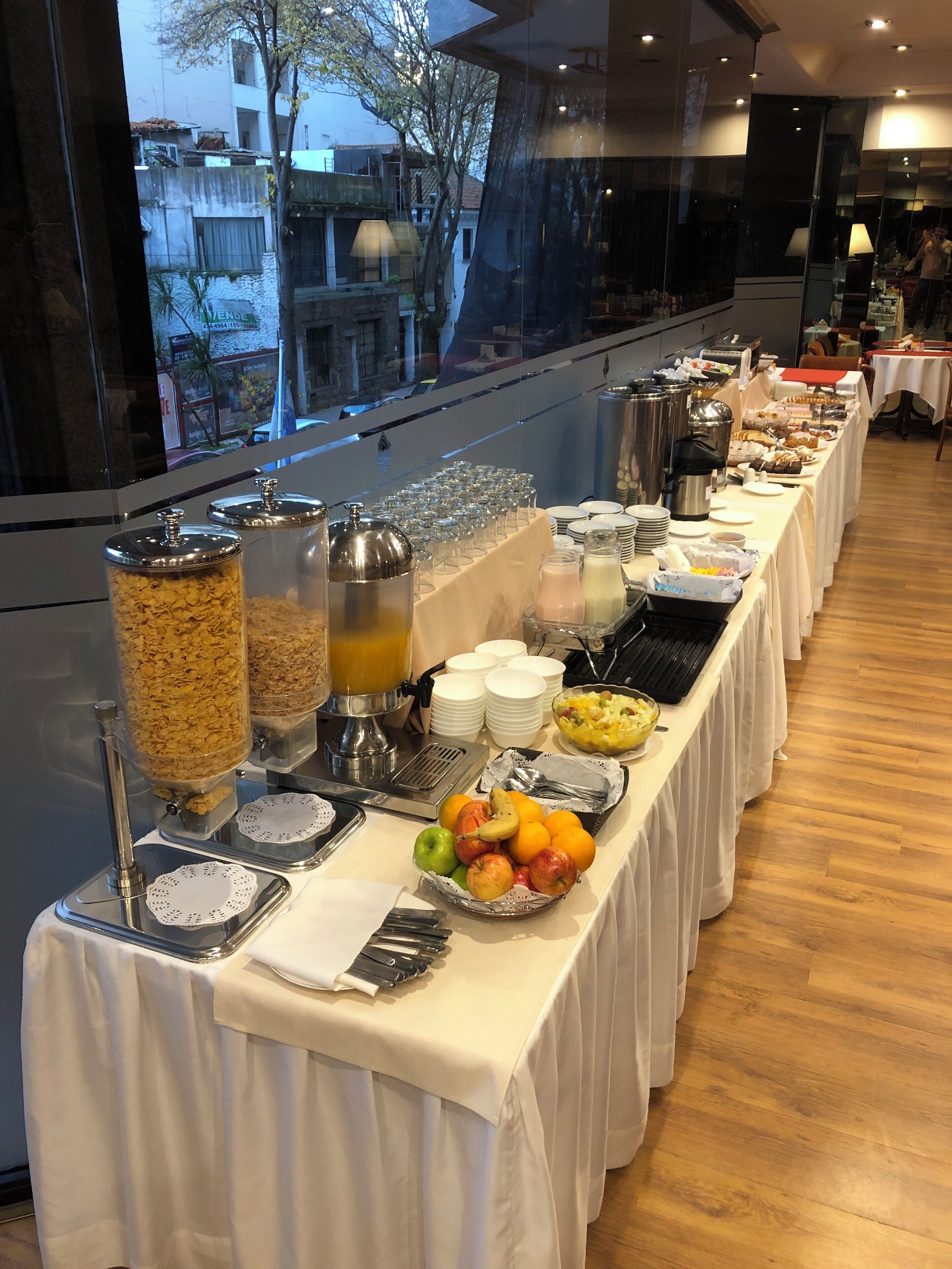 بوفيه فطور مجانًا يوميًا