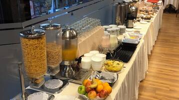 بوفيه فطور مجانًا يوميًا