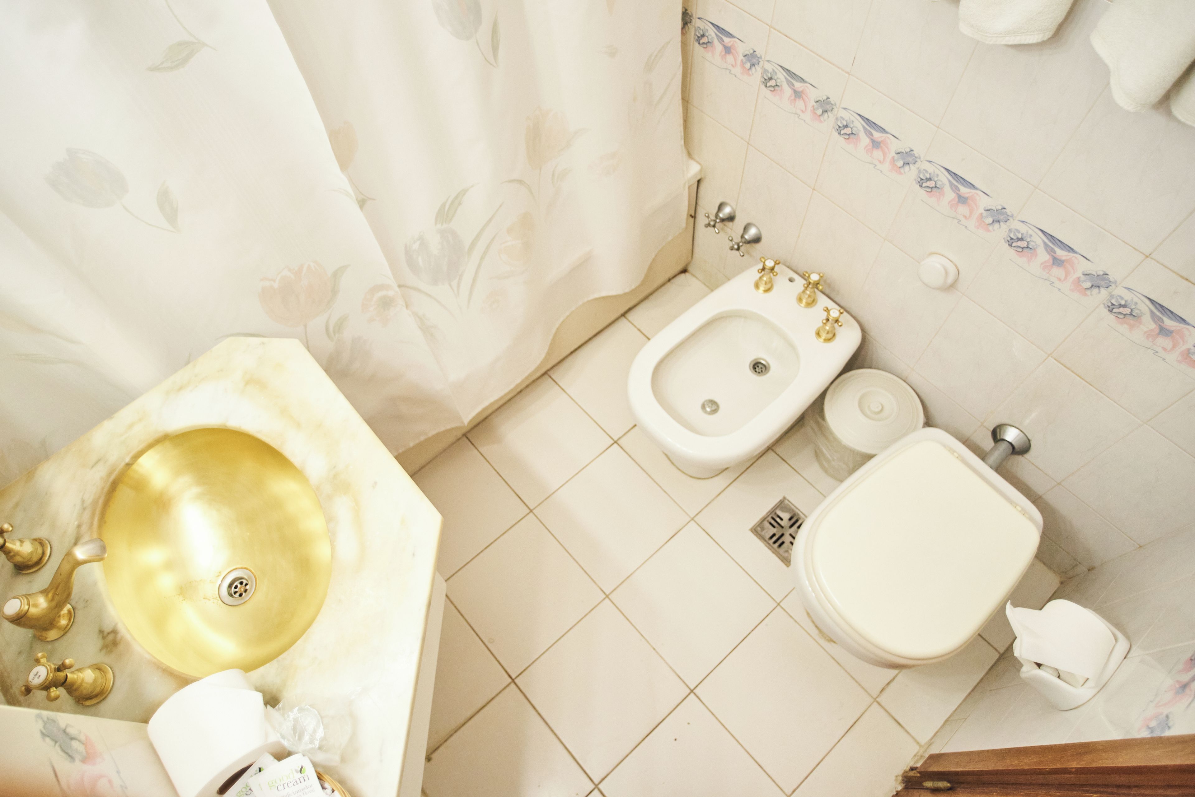 Un baño con lavamanos de mármol, un bidé y un inodoro.