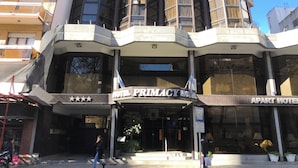 A hotel with a modern design, featuring a prominent entrance and a sign for the Primacy Hotel. - Primacy Hotel (Mar del Plata)