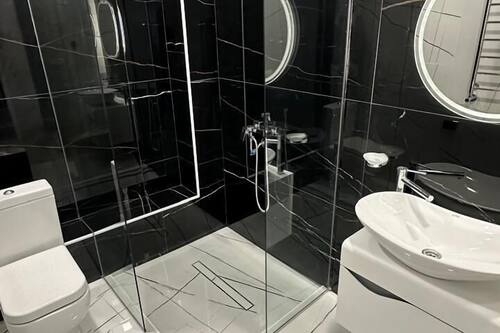 Apartamento básico, vistas a la ciudad | Baño | Zapatillas