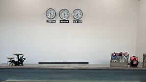 Ένας πάγκος υποδοχής με ρολόγια που δείχνουν την ώρα για το Ερεβάν, τη Μόσχα και τη Νέα Υόρκη.