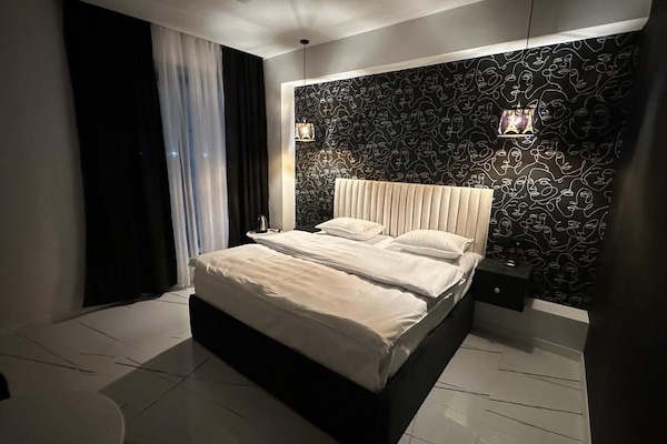 Minibar, tabla de planchar con plancha, wifi gratis y ropa de cama