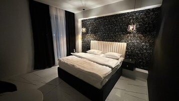 Minibar, tabla de planchar con plancha, wifi gratis y ropa de cama 