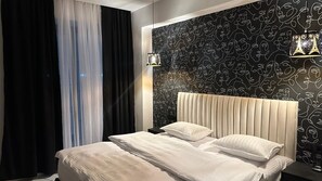 Minibar, iron/ironing board, free WiFi, bed sheets - Luxe Plaza Hotel near EVN Zvartnots airport (Parakar)