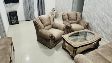 Quarto básico, vista para a cidade | Frigobar, ferros/tábuas de passar roupa, Wi-Fi de cortesia