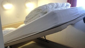 Un lit superposé avec un bureau escamotable dans une chambre d’hôtel.