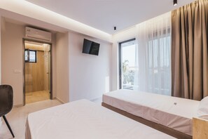 4 bedrooms, iron/ironing board, WiFi, bed sheets