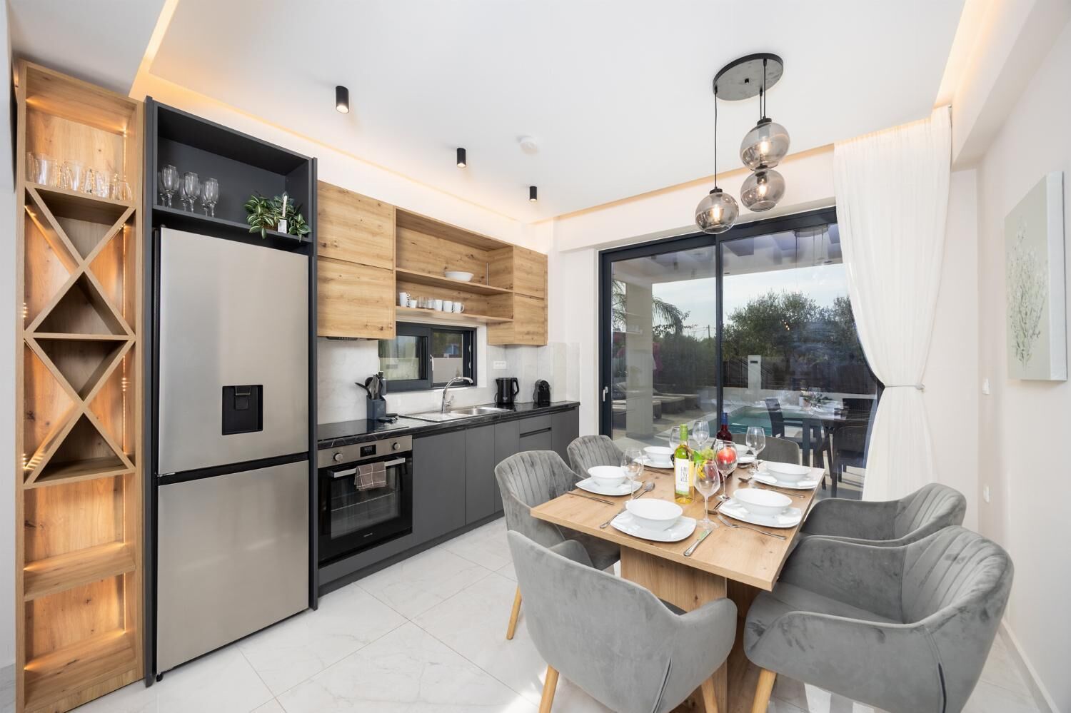 Kylskåp, ugn och kaffe- och tebryggare