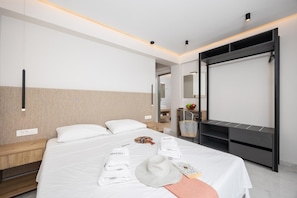 4 bedrooms, iron/ironing board, WiFi, bed sheets - Villa Infinity Theo - Four Bedroom Villa, Sleeps 8 (Kalamaki)