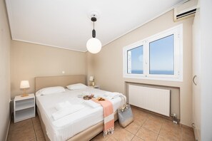5 bedrooms, iron/ironing board, WiFi, bed sheets