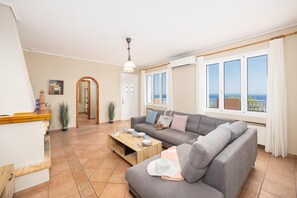 Fireplace, table football, ping pong, books - Villa Doreta - Five Bedroom Villa, Sleeps 9 (Koridallos)