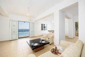 Fireplace, table football, ping pong, books - Villa Doreta - Five Bedroom Villa, Sleeps 9 (Koridallos)