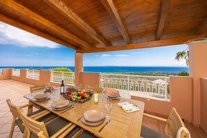 Outdoor dining - Villa Doreta - Five Bedroom Villa, Sleeps 9 (Koridallos)