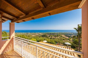 Property grounds - Villa Doreta - Five Bedroom Villa, Sleeps 10 (Koridallos)