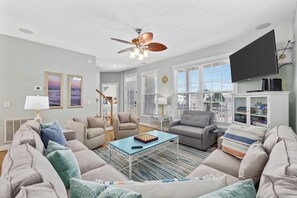 Smart TV, books, offices - Casa Del Sol- Pool, Balcony, Cherry Grove Views (North Myrtle Beach)