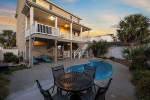 Outdoor dining - Casa Del Sol- Pool, Balcony, Cherry Grove Views (North Myrtle Beach)