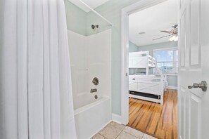 Toallas, jabón, shampoo, papel de baño 