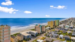 Una zona residencial costera con propiedades frente a la playa y edificios de gran altura.