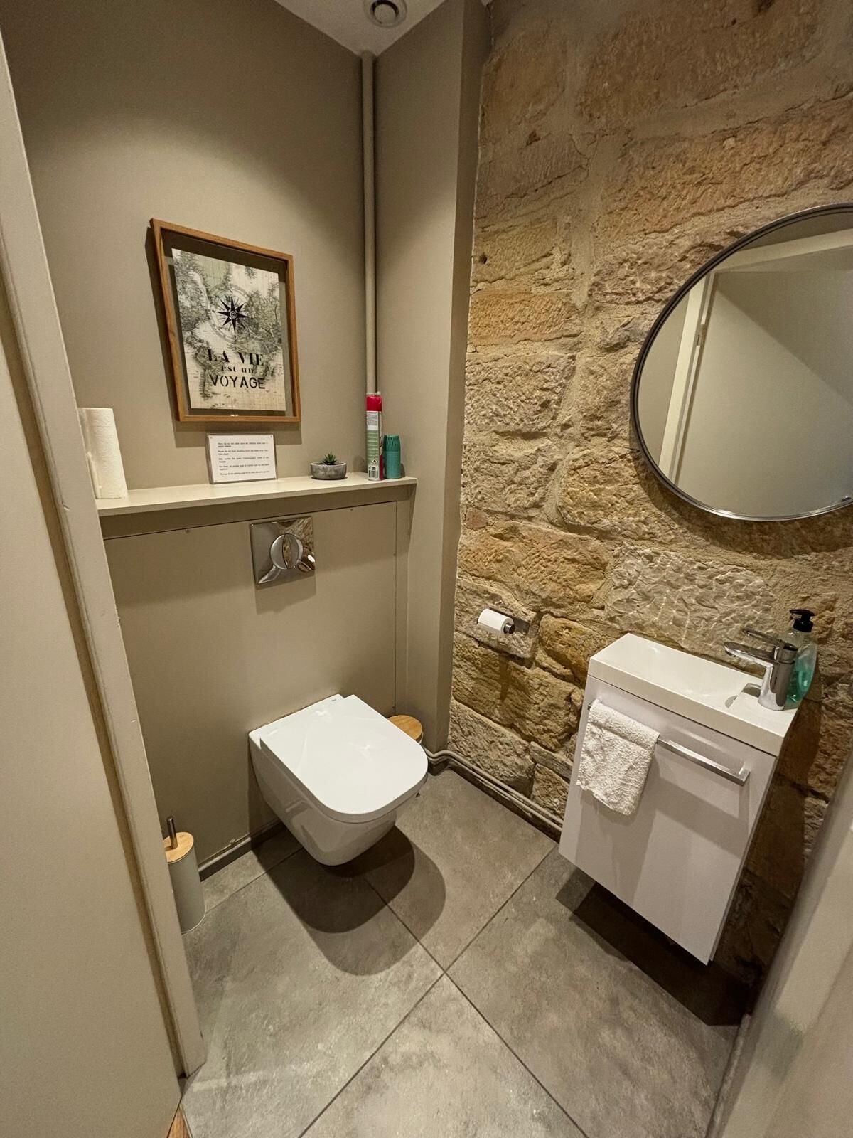 Serviettes fournies, savon, papier toilette