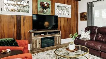 Smart TV, caminetto, lettore DVD, libri