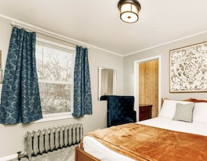 2 bedrooms, desk, travel cot, free WiFi