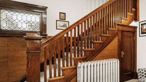 Un escalier en bois avec un radiateur en bas.