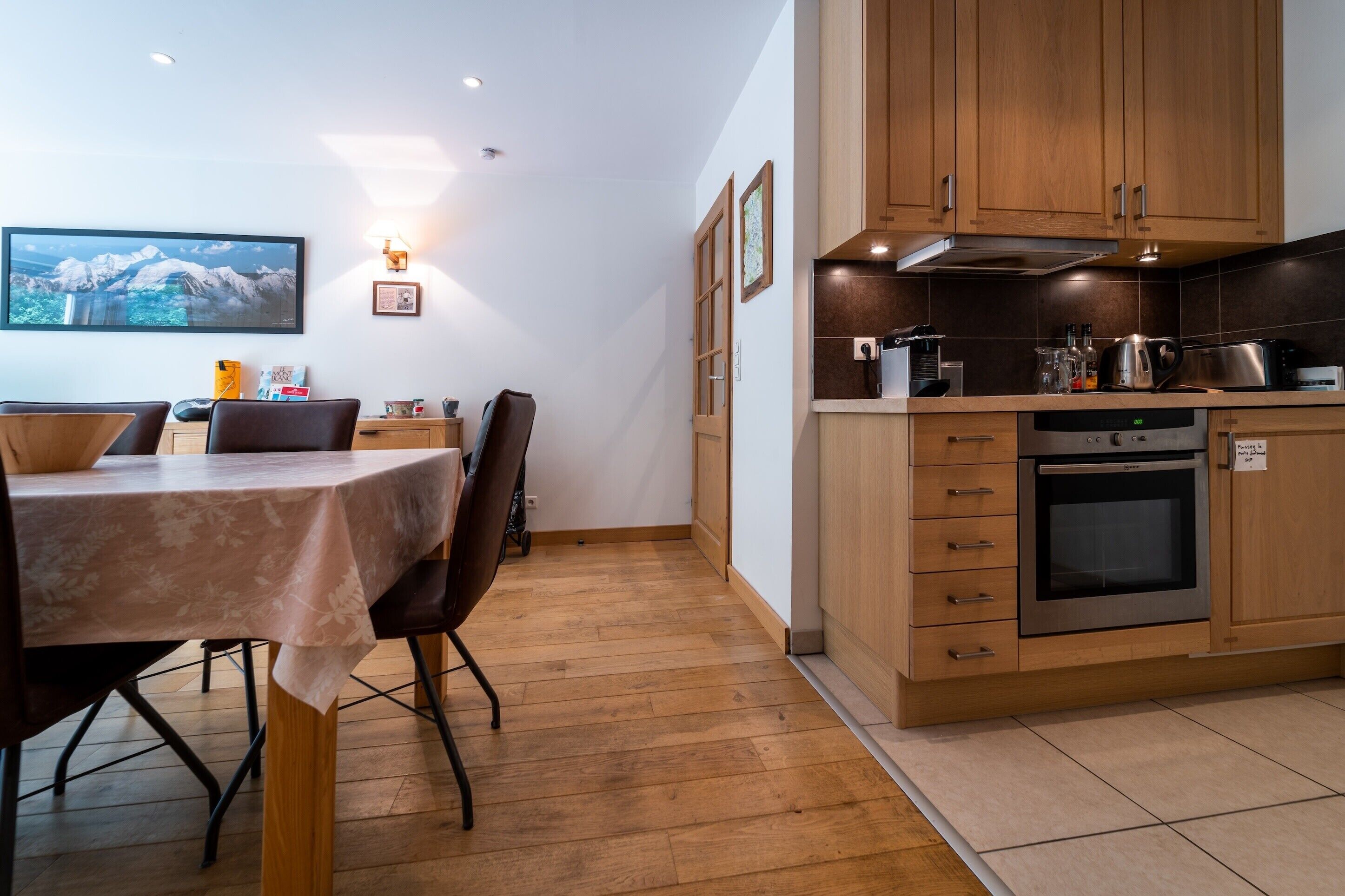 Fridge, oven, dishwasher, coffee/tea maker