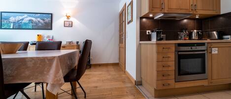 Fridge, oven, dishwasher, coffee/tea maker