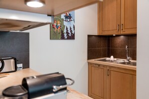 Réfrigérateur, four, lave-vaisselle, cafetière/bouilloire