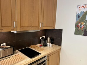 Fridge, oven, dishwasher, coffee/tea maker