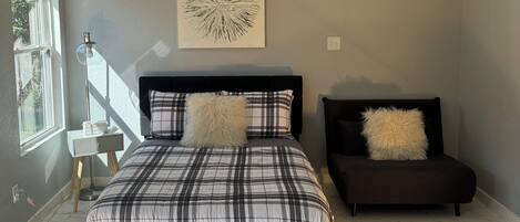 Tabla de planchar con plancha, wifi, ropa de cama