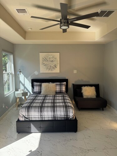 Cozy studio in lovely Houston with AC, WiFi