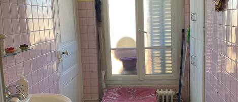 Baignoire à jets, sèche-cheveux, savon, shampoing