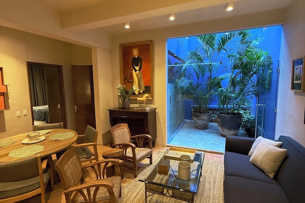 Habitación Grand, 2 habitaciones | Área de sala de estar | Smart TV de 50 pulgadas con canales por cable y televisión